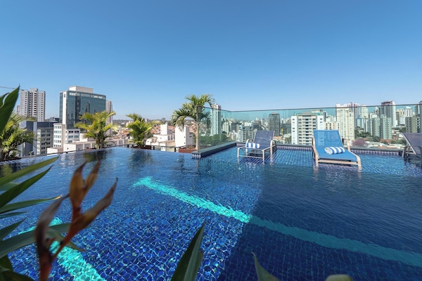 Außenpool, Sonnenschirme, Liegestühle