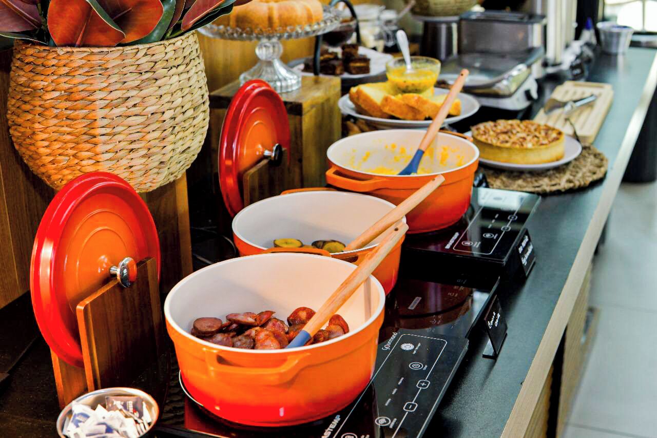 Ein reichhaltiges Buffet mit verschiedenen Speisen und Kochutensilien.