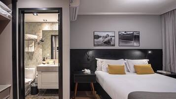 Apartamento superior, 1 cama Queen e sofá-cama | Cofres nos quartos, escrivaninha, cortinas blackout, Wi-Fi de cortesia