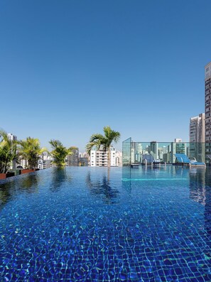 Outdoor pool, pool umbrellas, pool loungers -  I am Design Hotel Campinas by Hotelaria Brasil (Campinas)