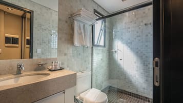 Une salle de bain moderne avec une douche à parois de verre, un meuble-lavabo et des toilettes.