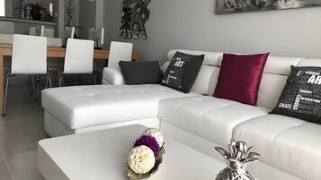 Apartment, 2 Bedrooms | Ruang tamu | TV skrin rata