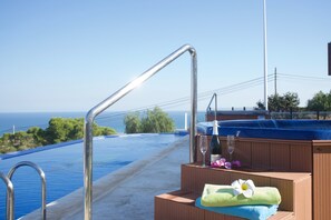 Una piscina al aire libre, una piscina con borde infinito