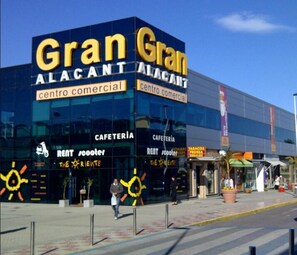 รับประทานอาหารกลางแจ้ง