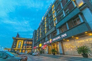 A multi-story hotel with a prominent signage for 'JINIANG INN' and a visible entrance. - Jinjiang Inn Select (Wujiang Tongli Yunliqiao) (Suzhou)