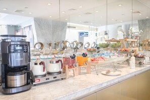 A buffet setup with various food items and kitchen appliances. - Jinjiang Inn Select (Wujiang Tongli Yunliqiao) (Suzhou)