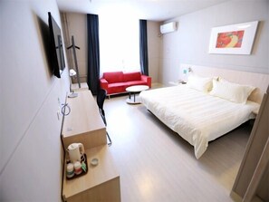 In-room safe, free WiFi, bed sheets