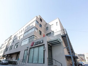 A multi-story building with a prominent sign in the center. - Jinjiang Inn Shanghai Hongqiao Tianshan West Road (Shanghai)