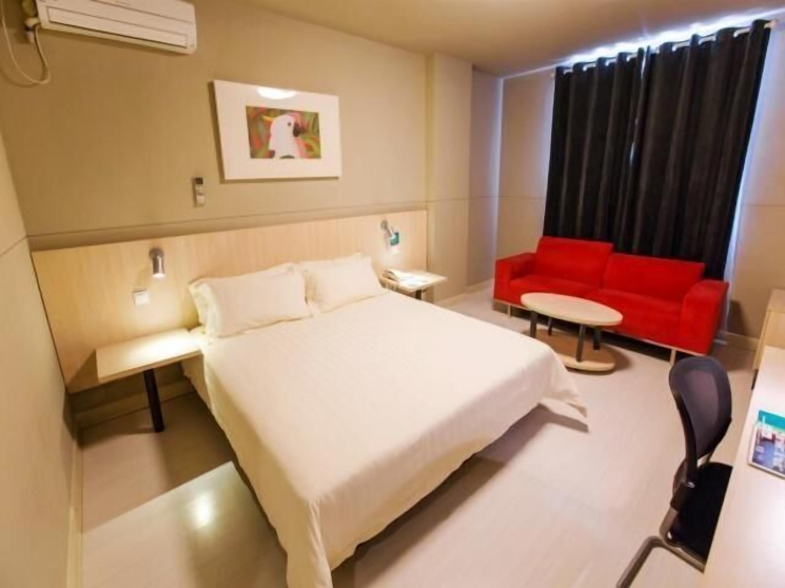 خزنة داخل الغرفة وواي فاي مجانًا