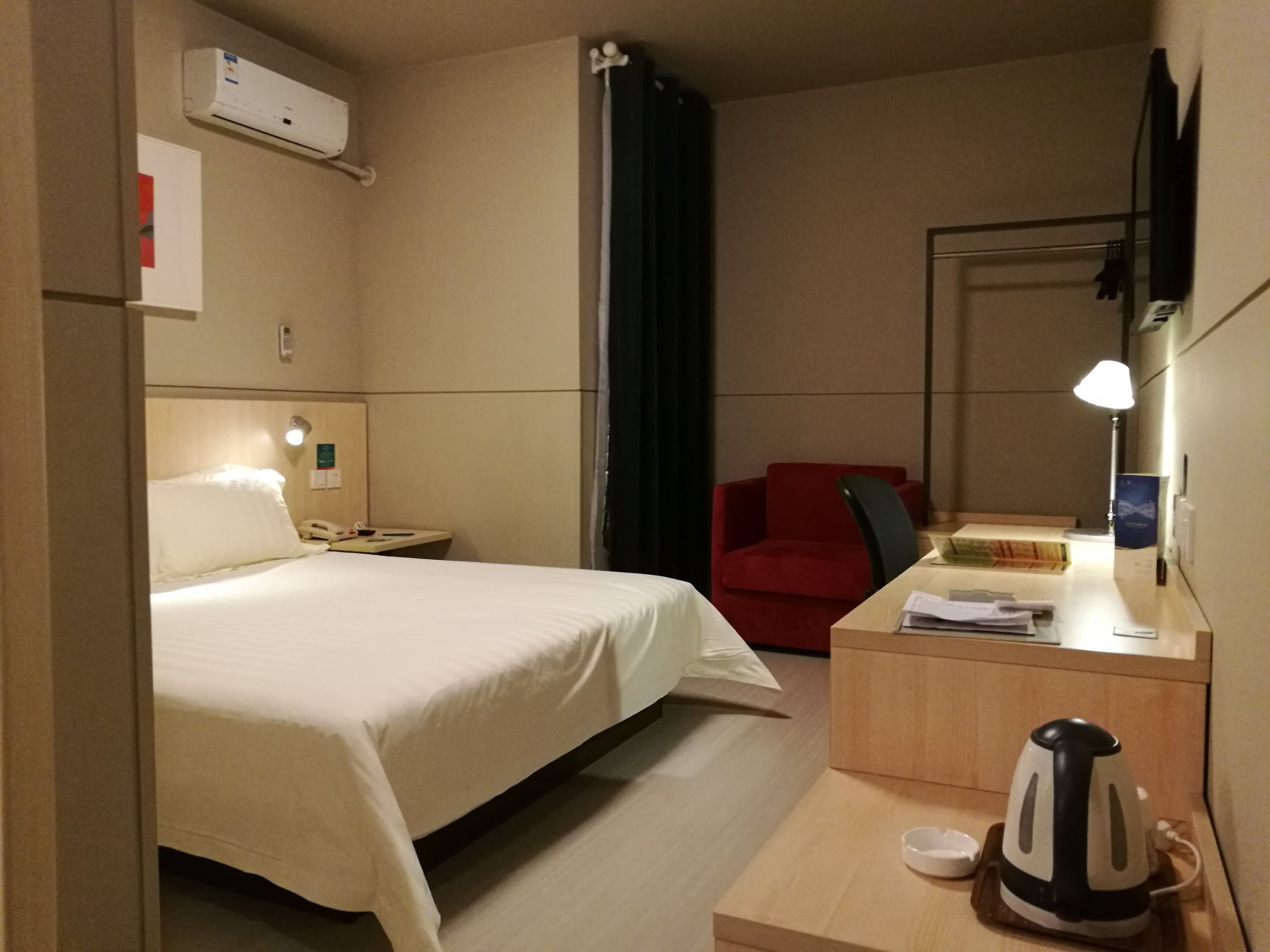 business room (d) | free wifi, bed sheets