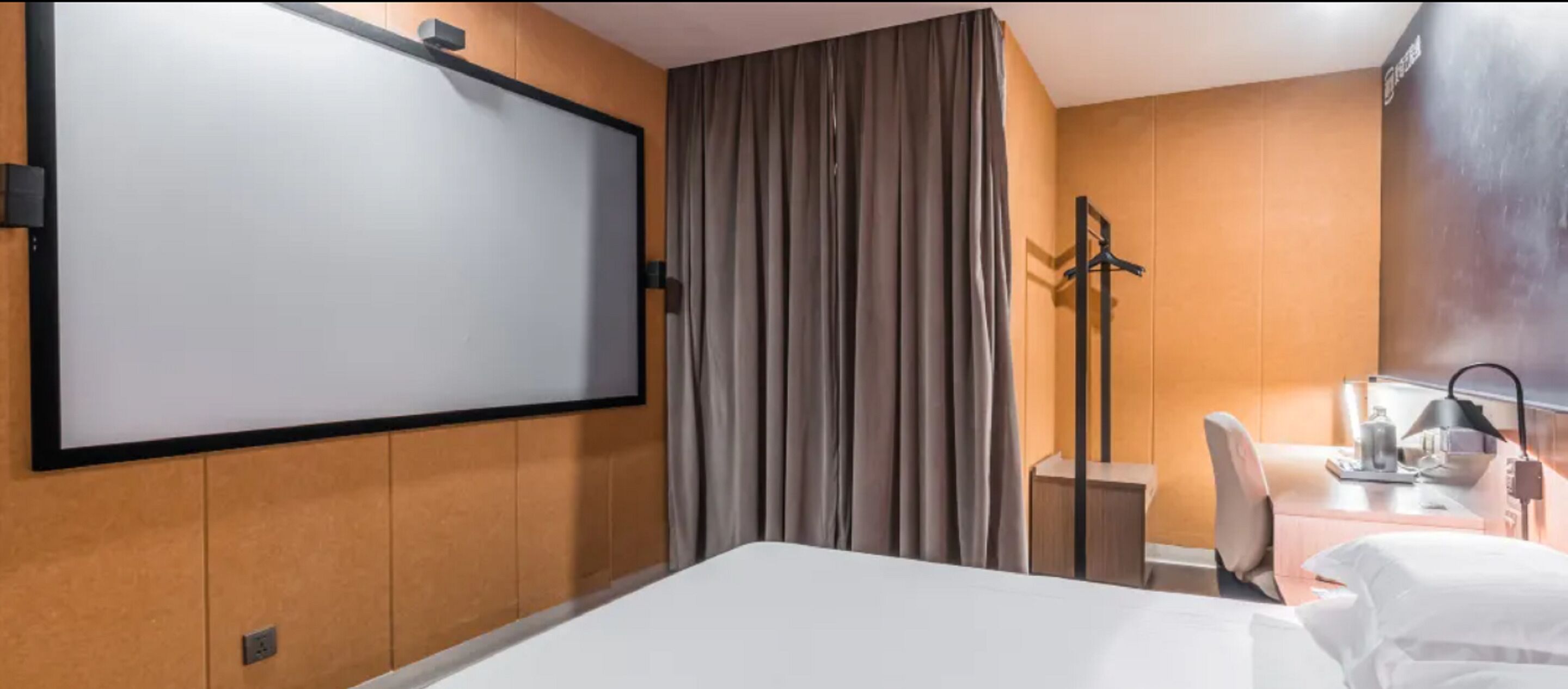 business room (c) | free wifi, bed sheets