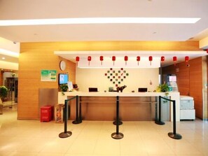 A reception desk with a heart-shaped decoration, a clock, and a digital screen. - Jinjiang Hotel (Tianjin West Station Xianyang Road Subway Station) (Tianjin)