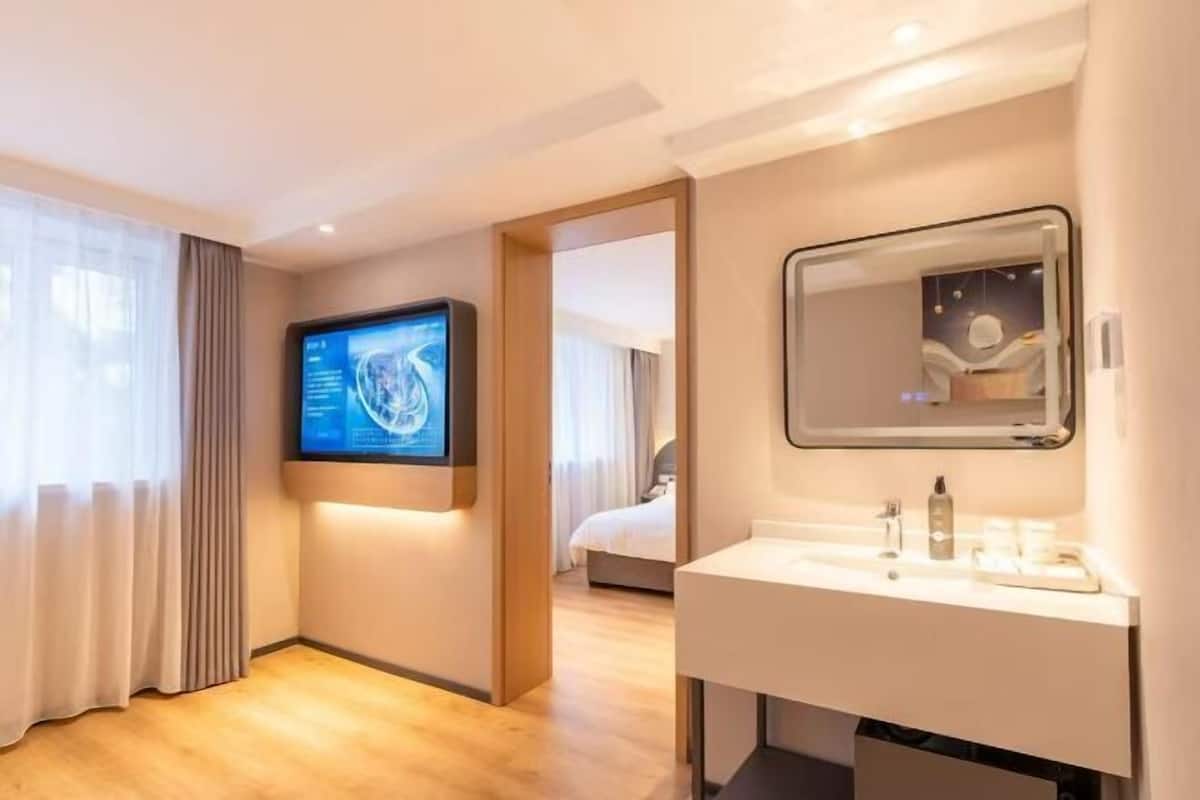 In-room safe, free WiFi