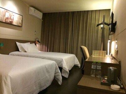 Jinjiang Inn Select Chifeng Railway Station