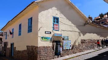 Vista frontal de la propiedad