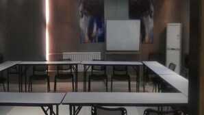 A conference room with a long table, chairs, a whiteboard, and abstract art on the walls. - Jinjiang Inn Tianjin Wuqing Development Zone (Tianjin)