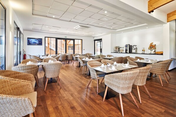 Petit déjeuner buffet (16.90 EUR par personne)