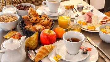 Petit déjeuner buffet (16.90 EUR par personne)
