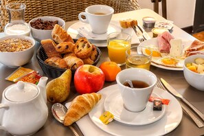 Daily buffet breakfast for a fee - Kyriad Perigueux - Boulazac (Boulazac-Isle-Manoire)