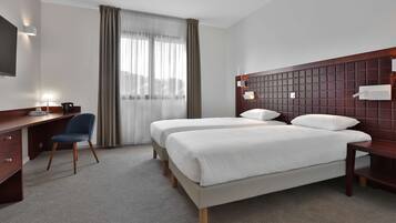 高档床上用品、加厚床垫、特色装修、办公桌