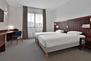 Premium bedding, pillow-top beds, individually decorated, desk - Kyriad Perigueux - Boulazac (Boulazac-Isle-Manoire)