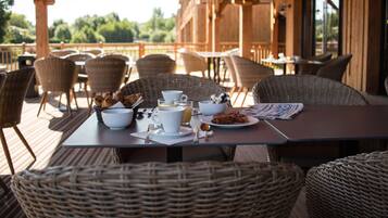 Petit déjeuner buffet (16.90 EUR par personne)