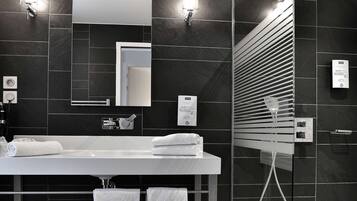 Ducha, artículos de tocador ecológicos, secador de pelo, toallas