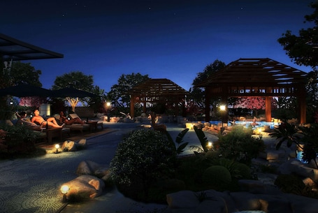 Una piscina techada, una piscina al aire libre, sombrillas. Wyndham Grand Foshan Gaoming