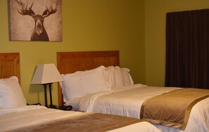 雙人房, 2 張加大雙人床 | 書桌、熨斗/熨衣板、免費無線上網、床單