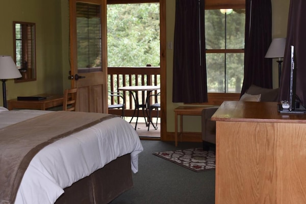 Työpöytä, silitysrauta/-lauta, ilmainen Wi-Fi, vuodevaatteet