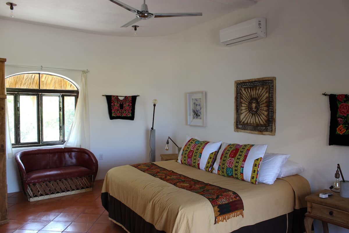 Unit #3 Studio Suite, 1 King Bed, Kitchen, Ocean View | Zimmersafe, kostenloses WLAN
