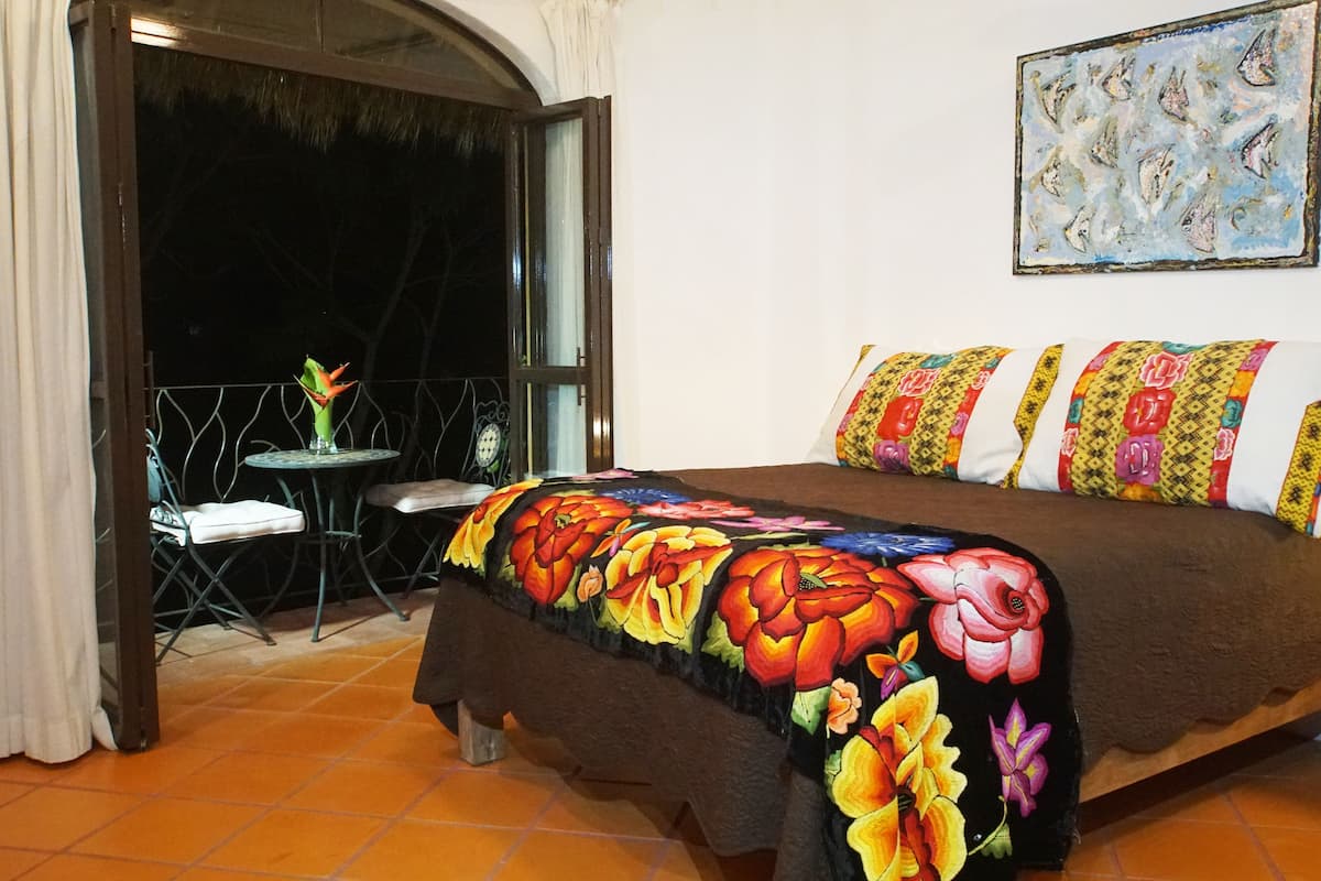 Unit #2 Studio Suite, 1 Queen Bed, Kitchenette  | Zimmersafe, kostenloses WLAN