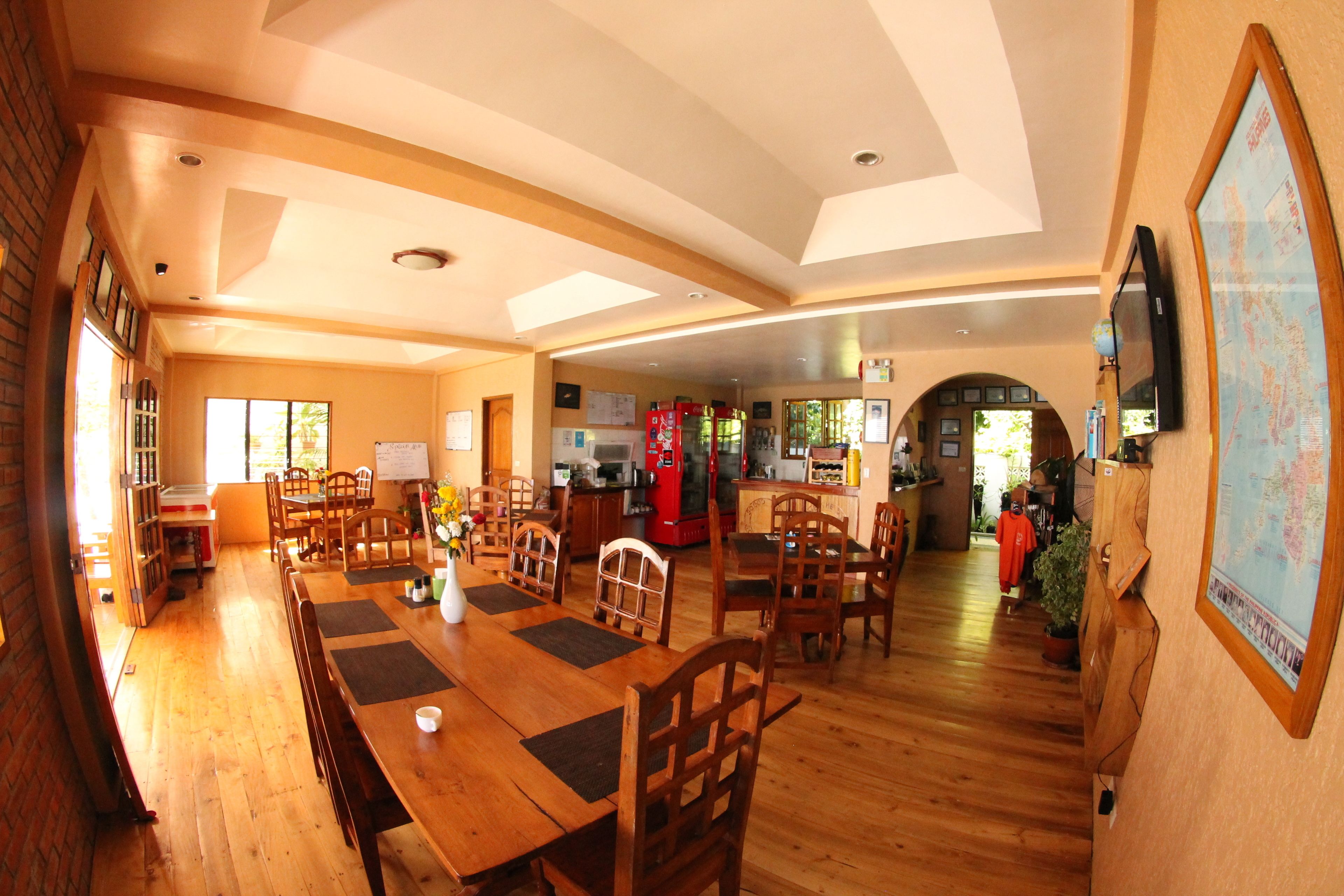 حيث تُقدم وجبات الإفطار، الغداء، العشاء، خيارت الطبخ المحلي والعالمي