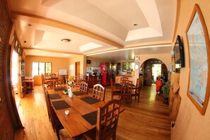 Se sirven desayunos, almuerzos, cenas y cocina local e internacional