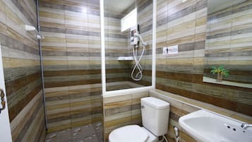 Standard Double Room | Kamar mandi | Shower, perlengkapan mandi gratis, dan handuk