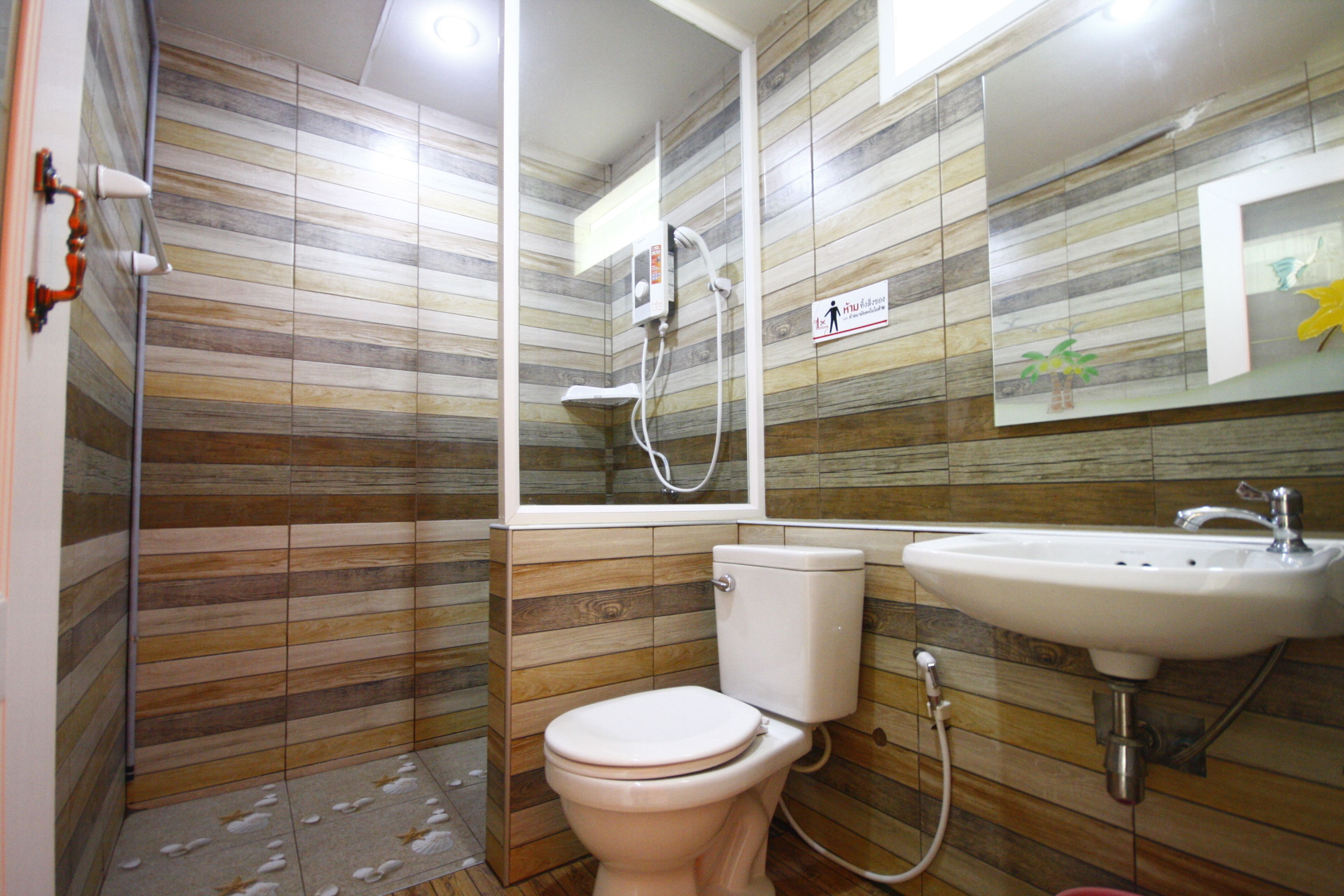 Un baño con ducha, inodoro y lavamanos.