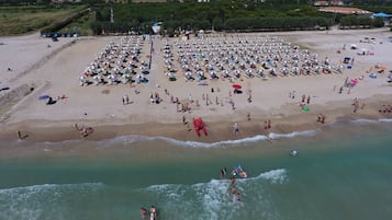 Een privéstrand, beachvolleybal, een strandbar