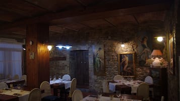 Breakfast, lunch, dinner served; local cuisine