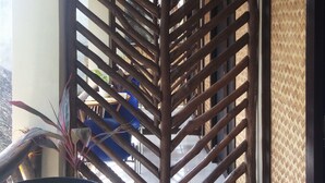 Ein Zimmer mit einer Holzwand und einer gewebten Wand.