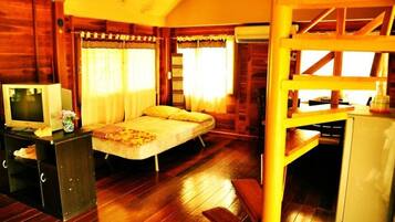 Family Room | Iron/ironing board, free WiFi