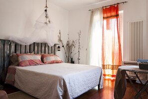 Habitació doble o amb dos llits individuals, banyera d'hidromassatge, zona enjardinada | 2 dormitoris, escriptori, cortines opaques i habitacions insonoritzades 