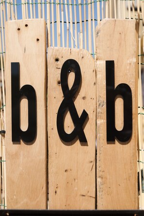 Wooden panels with black letters spelling "b & b". - Vistazzurra B&B (Ancona)