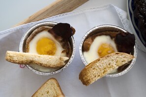 Two foil containers with eggs and toast on a white cloth. - Vistazzurra B&B (Ancona)