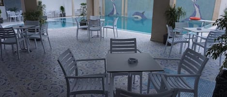 Utomhuspool, parasoller och solstolar
