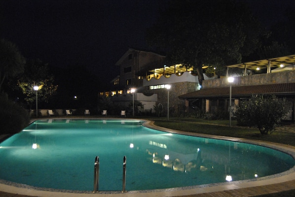 Piscine extérieure (ouverte en saison)
