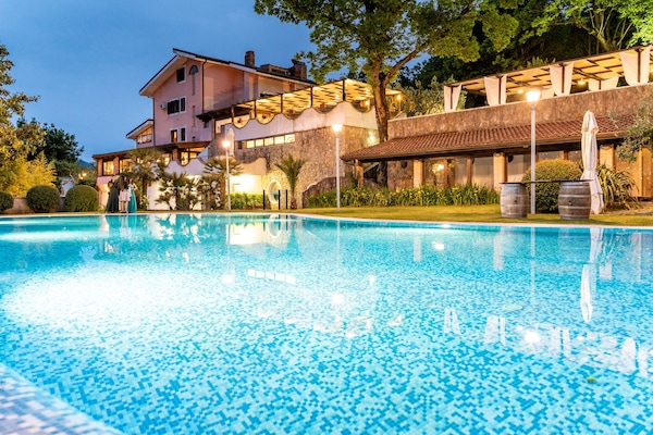Una piscina al aire libre de temporada