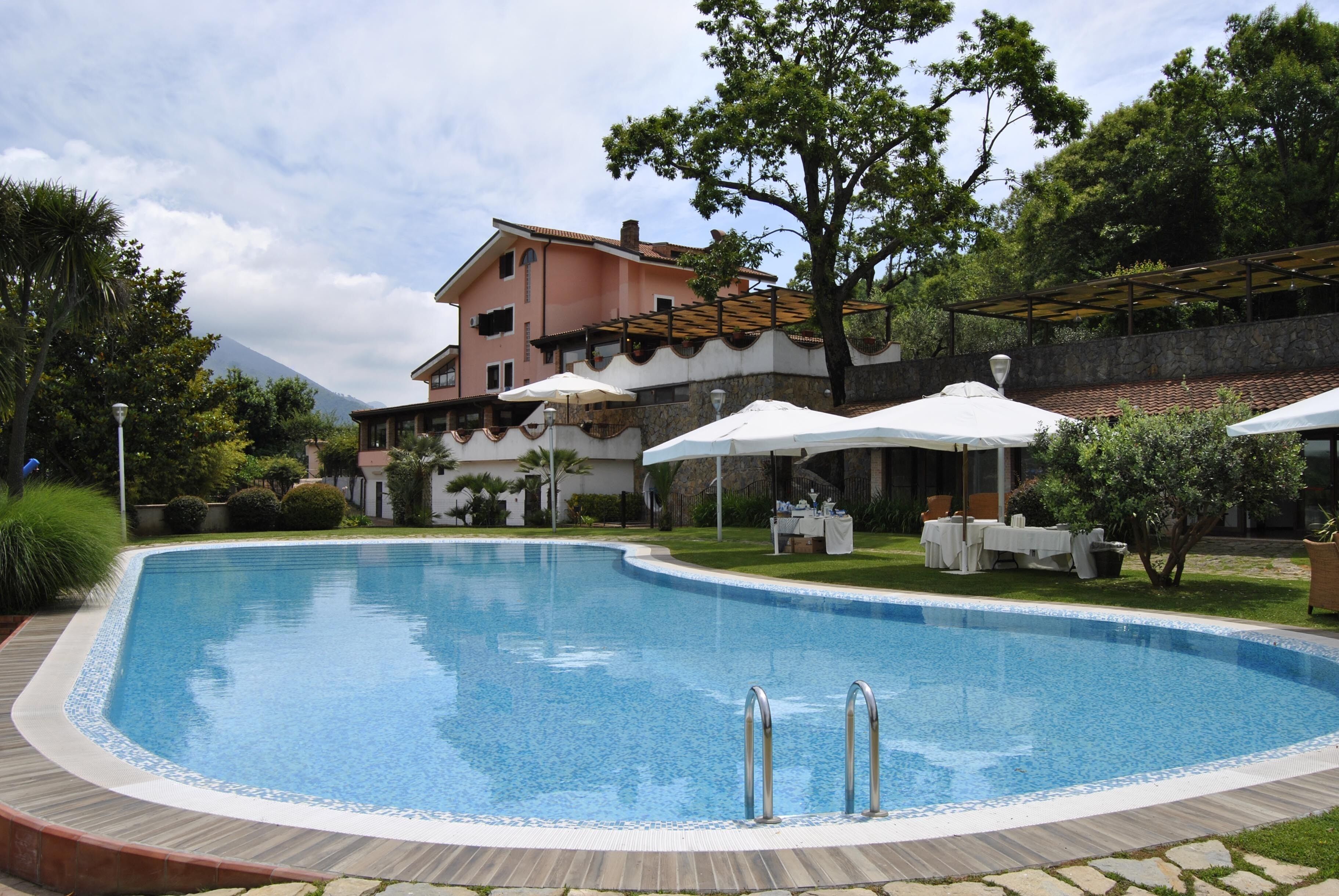 สระว่ายน้ำกลางแจ้งเปิดตามฤดูกาล