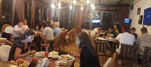 Petit déjeuner, déjeuner et dîner servis sur place
