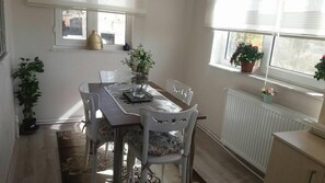 Familie appartement, meerdere slaapkamers, kitchenette | Dineren op de kamer