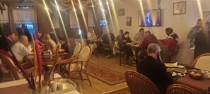 Ze serveren er ontbijt, lunch en diner 